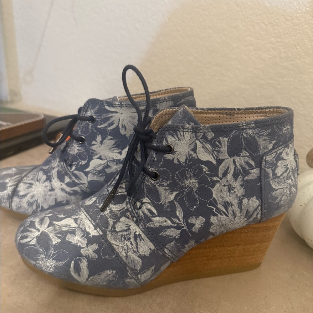 Toms Blue and White Floral Wedge  Ankle Booties - Picture 2 of 5